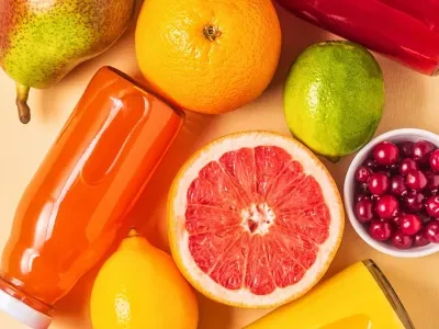 Detalhe de diversos alimentos dispostos sobre a mesa de maneira harmoniosa. Entre eles: mel, frutas, castanhas...