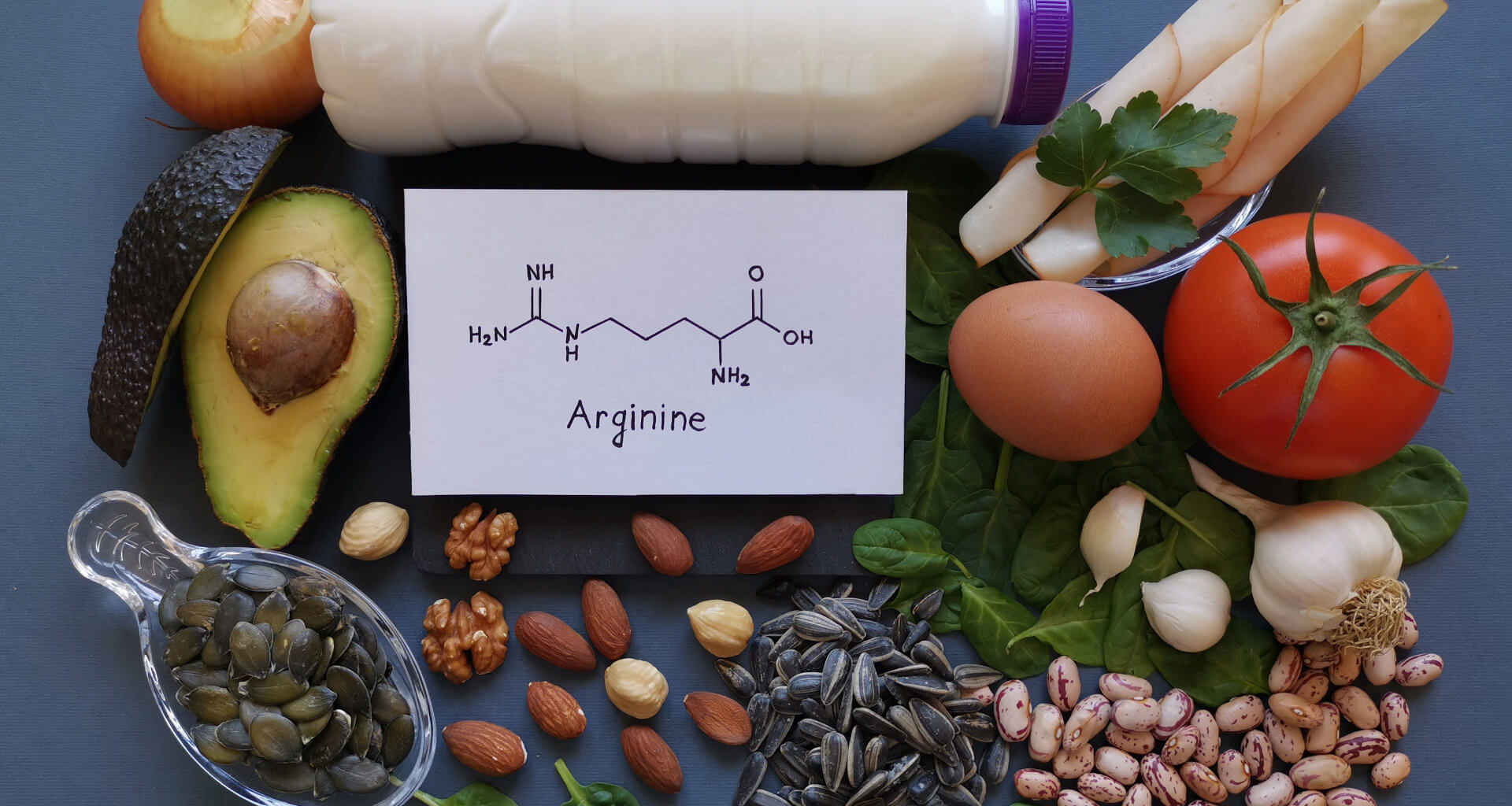 Casal correndo no parque