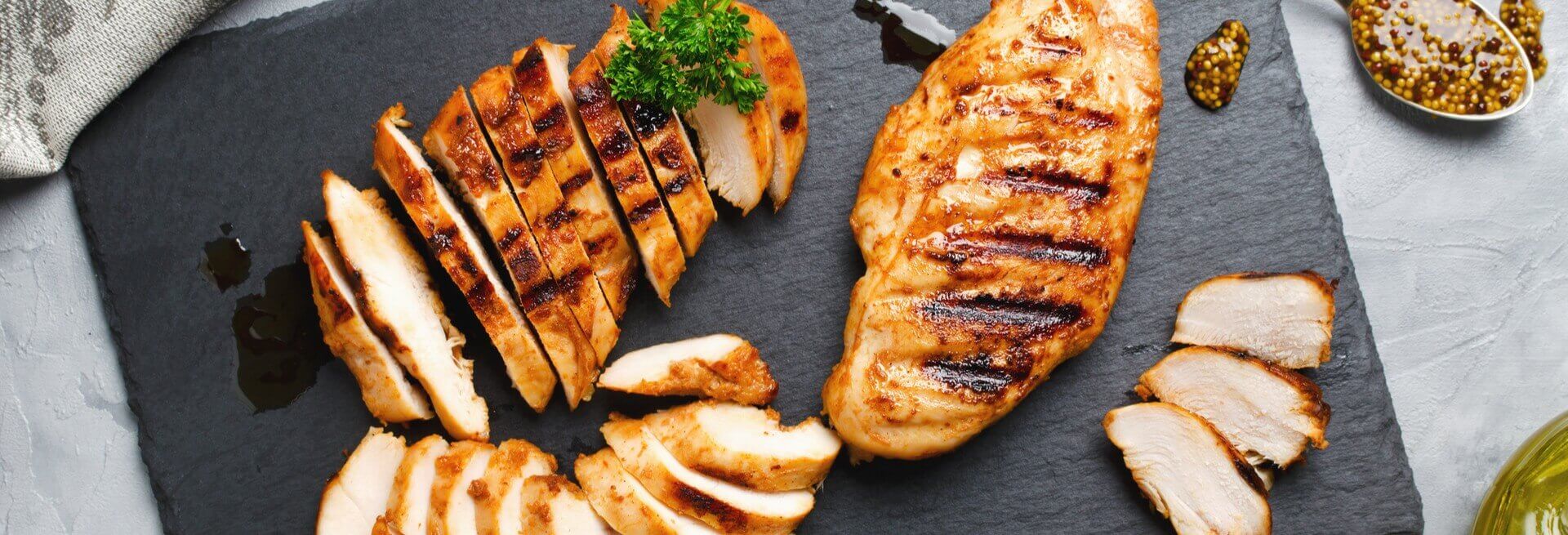 Homem com as duas mãos na cabeça e com feição de estresse