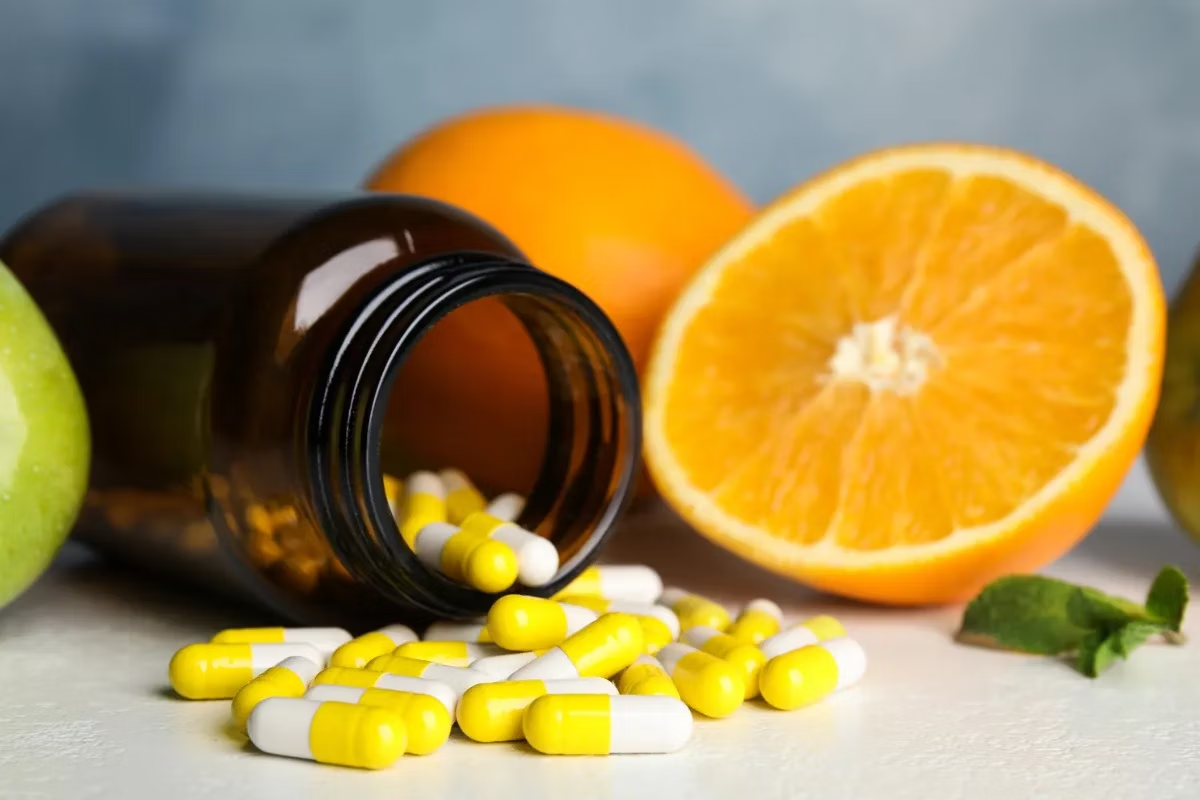 A vitamina C é muito associada à imunidade por ajudar a prevenir o contágio por gripes e resfriados.