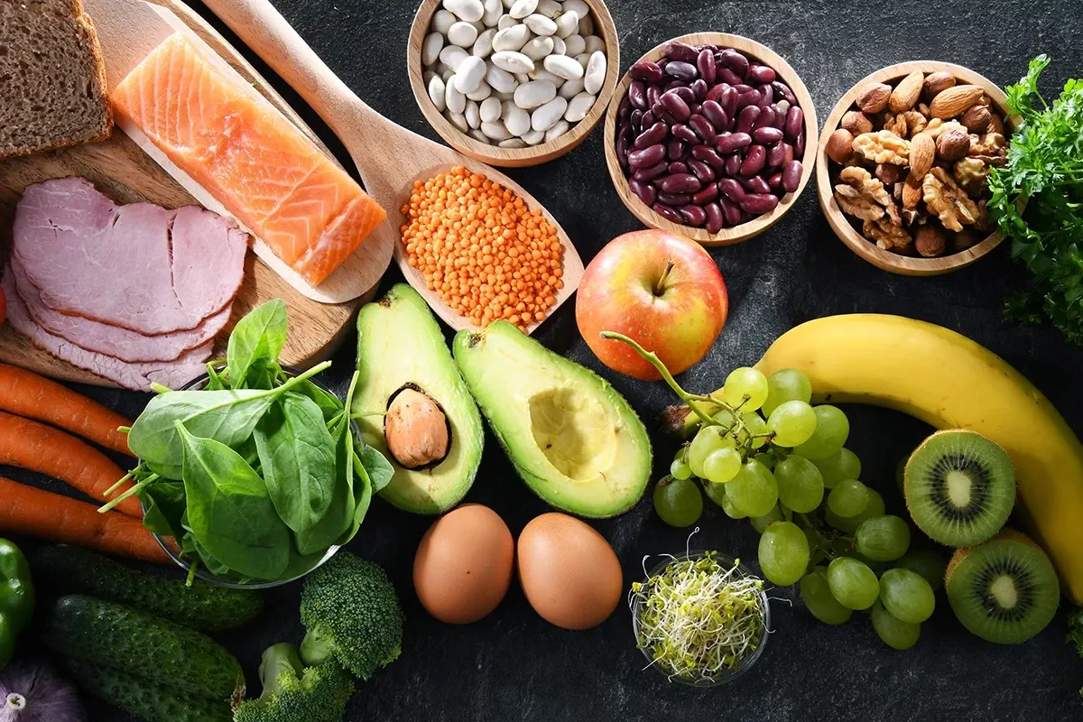 Existe dois tipos de vitaminas: hidrossolúveis e lipossolúveis. Essa denominação se refere à forma como esses nutrientes podem ser absorvidos pelo organismo. Tanto as vitaminas hidrossolúveis quanto as lipossolúveis podem ser encontradas em alimentos de uma dieta equilibrada.