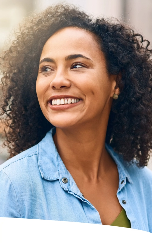 Mulher sorridente e saudável olhando para trás em foto de perfil