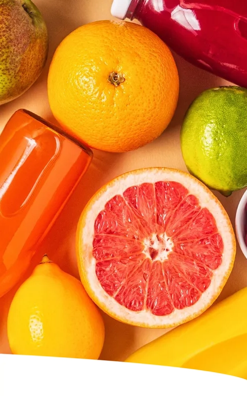 Detalhe de diversos alimentos dispostos sobre a mesa de maneira harmoniosa. Entre eles: mel, frutas, castanhas...