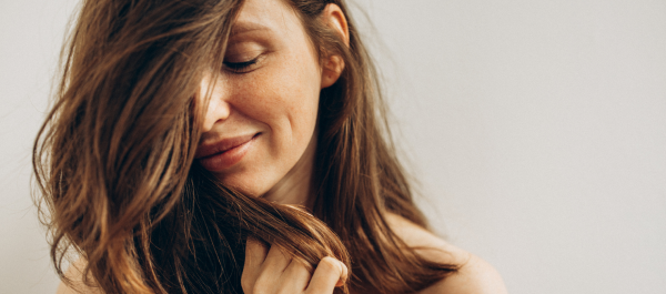 Mulher exibe cabelos lindos e saudáveis