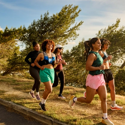Grupo de mulheres correndo ao ar livre, representando exercícios físicos que estimulam a liberação de endorfina e promovem bem-estar.