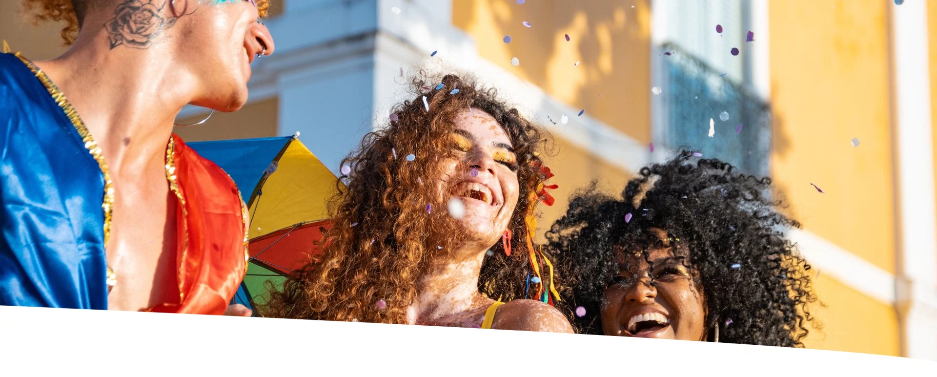 Trio de amigos, sorrindo curtindo o carnaval.