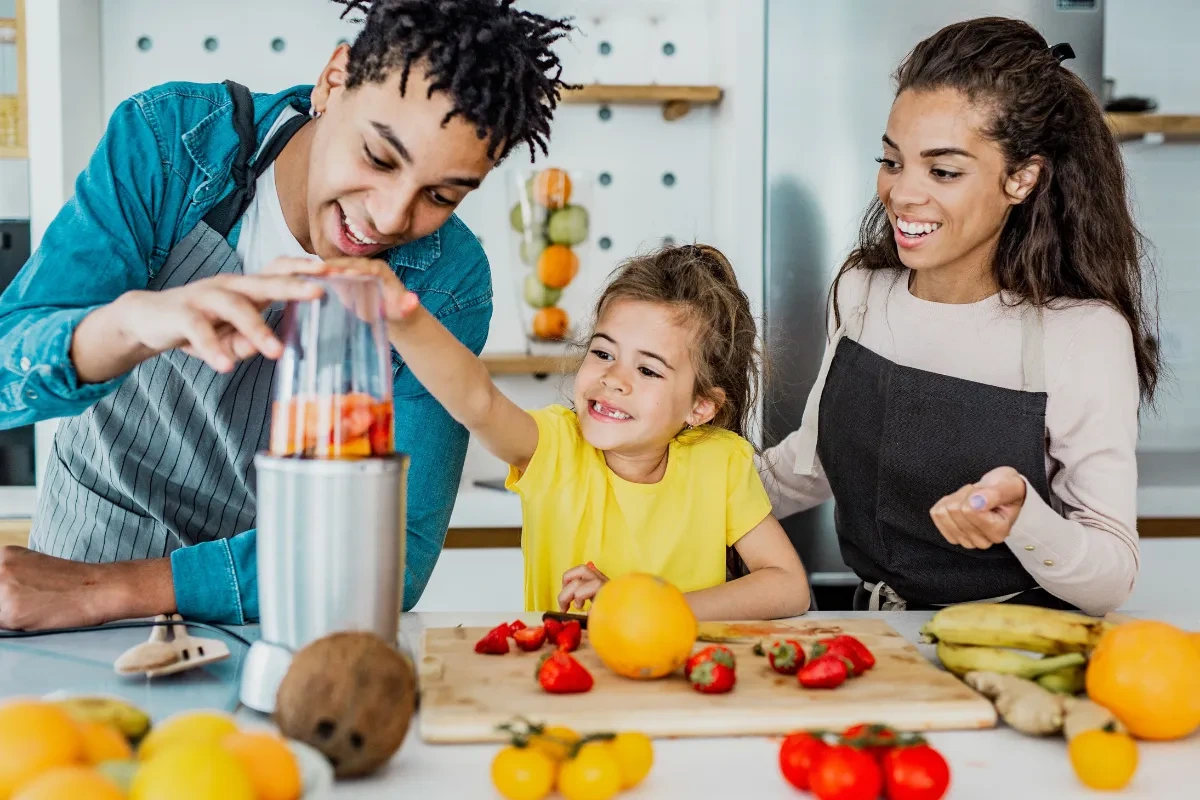 A vitamina B7 ajuda no processo de queratinização, é uma vitamina que fortalece o corpo, pois ajuda na formação de pele, cabelo e unhas.