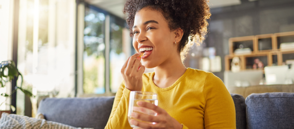 Saber como tomar vitaminas do jeito certo ajuda a otimizar resultados e absorver melhor cada nutriente.