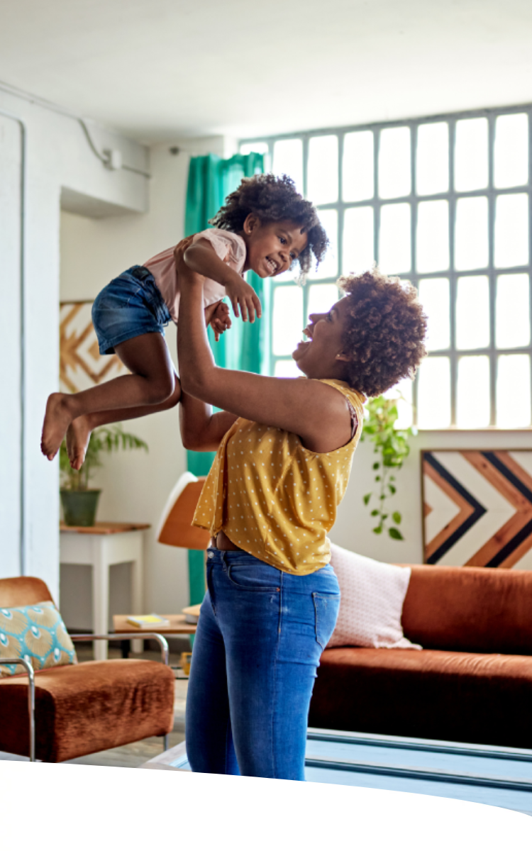 Mulher brincando de jogar criança para o alto. Eles parecem estar se divertindo bastante.