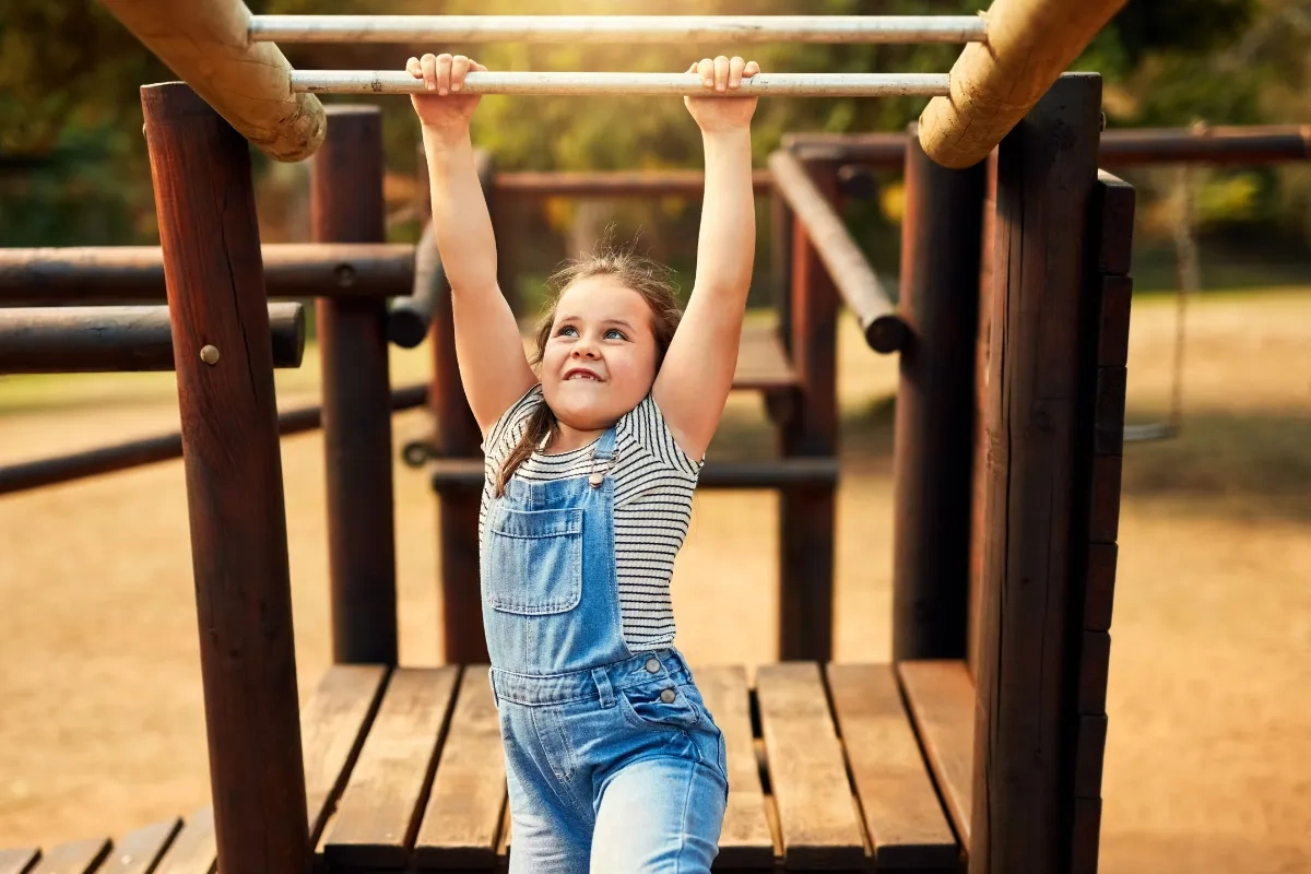 Dica para aumentar a imunidade infantil: promova atividades físicas divertidas e desafiadoras.