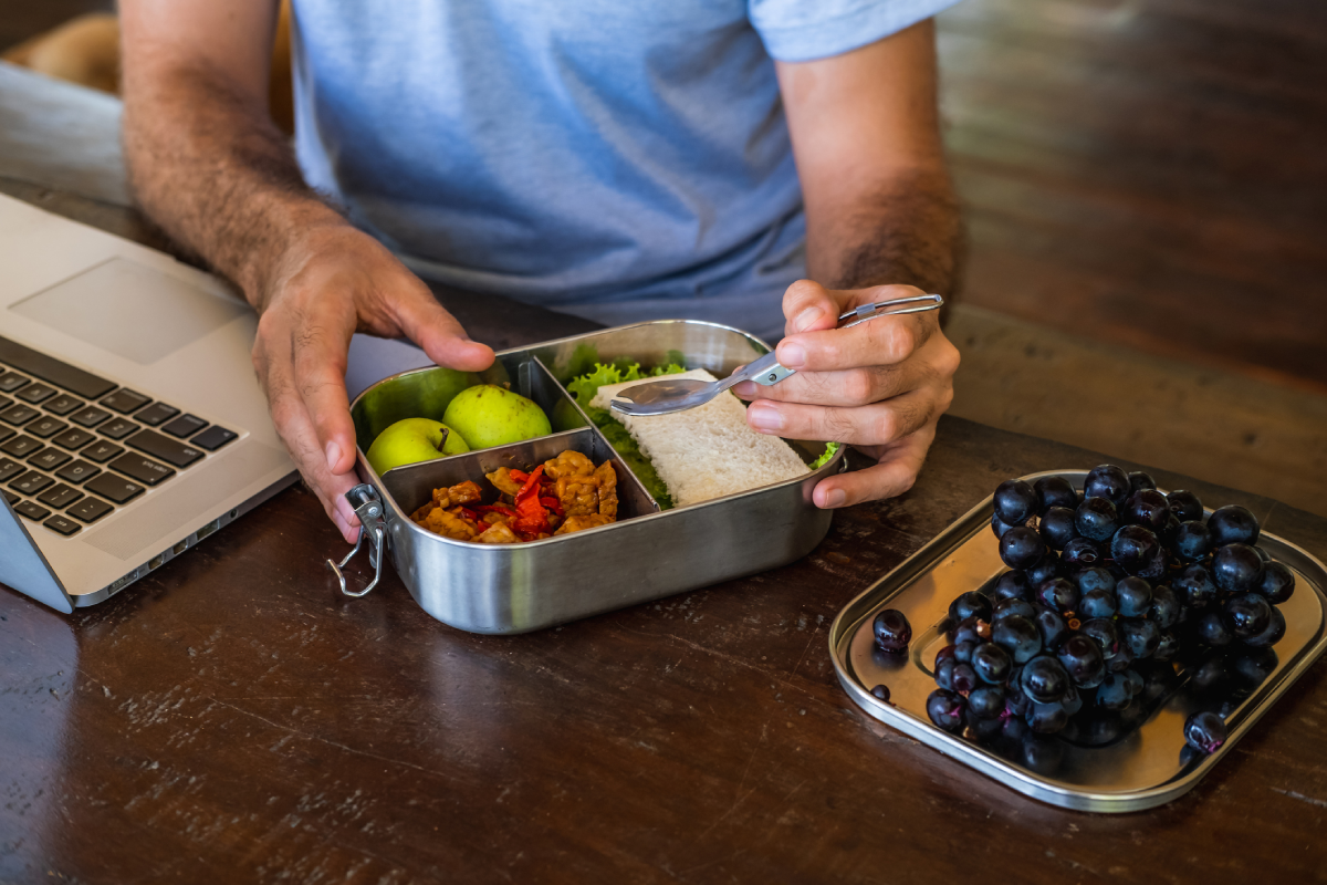 Pessoal no ambiente de trabalho saboreando marmita saudável: proteica, colorida, com quantidades ideais de cada tipo de nutriente.