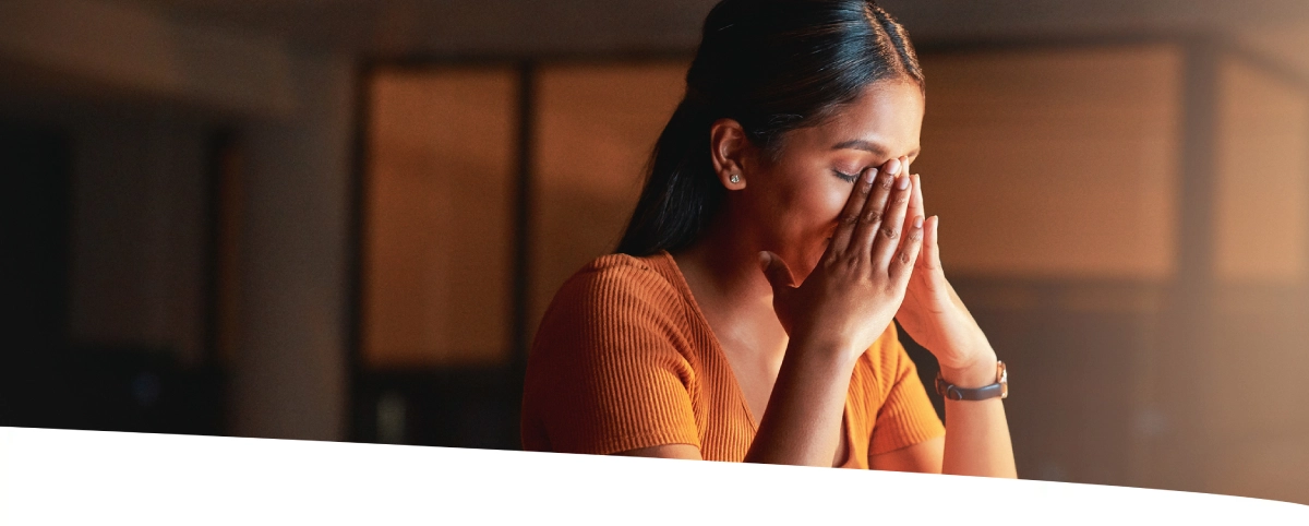 Casal correndo feliz por uma trilha de parque, durante uma tarde ensolarada.