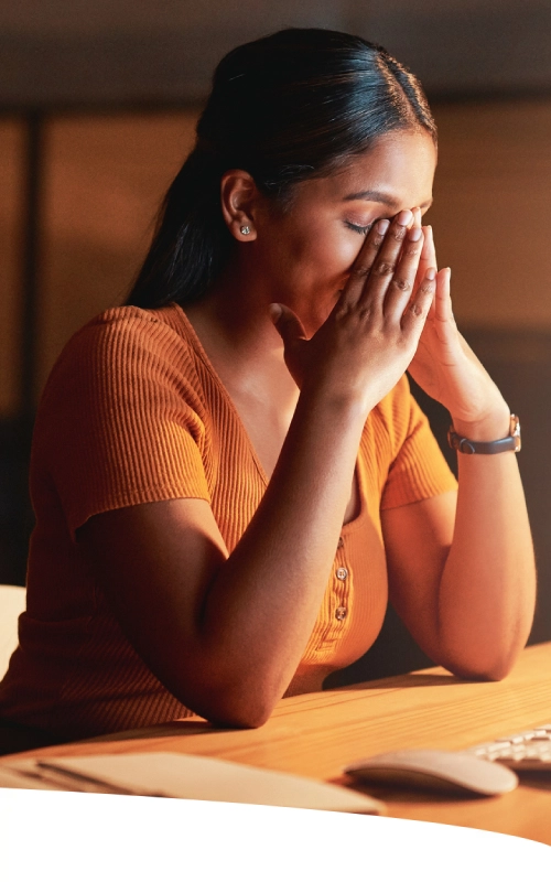 Casal correndo feliz por uma trilha de parque, durante uma tarde ensolarada.