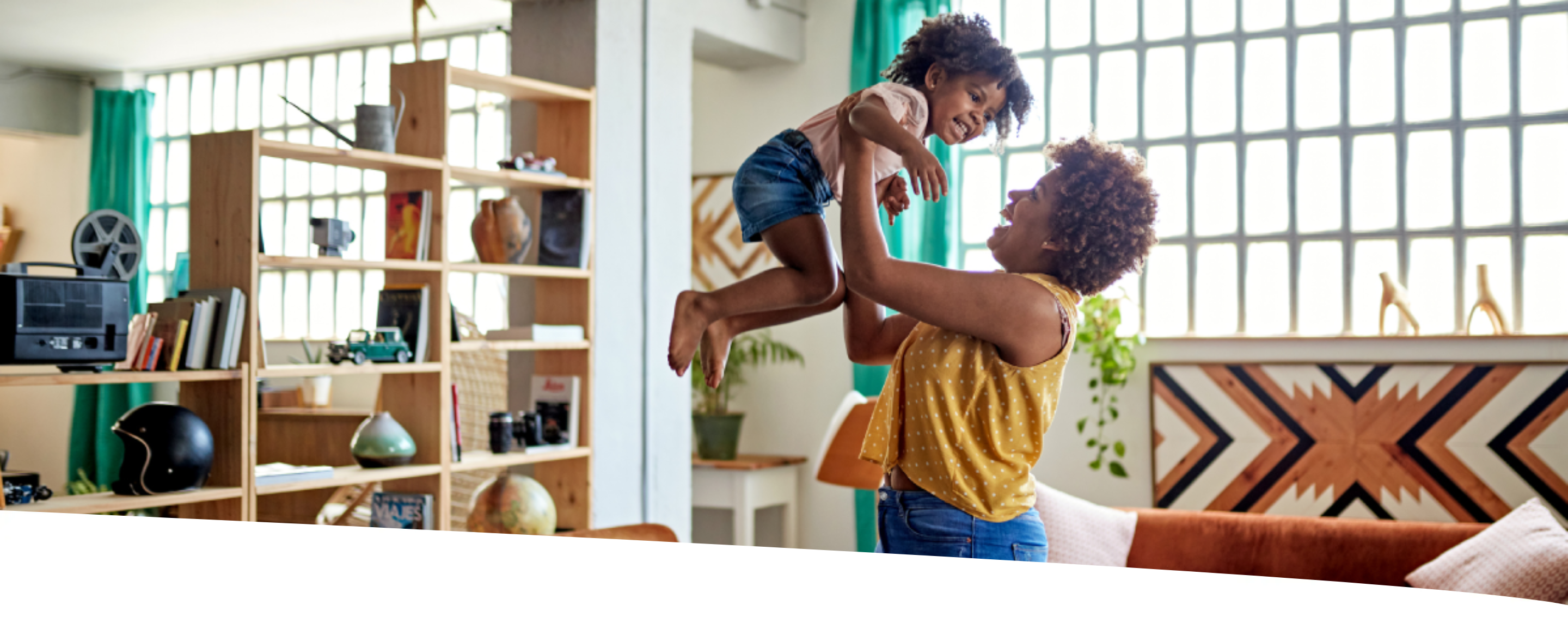Mulher brincando de jogar criança para o alto. Eles parecem estar se divertindo bastante.