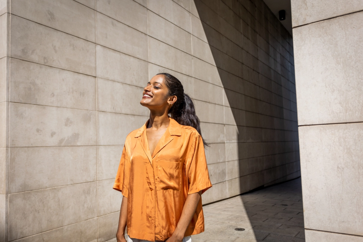 A maior fonte de vitamina D é o Sol: quando nossa pele é exposta à luz solar, ela é capaz de sintetizar vitamina D.