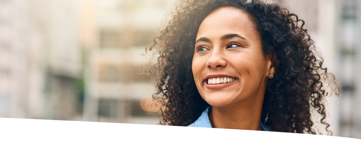 Mulher sorridente e saudável olhando para trás em foto de perfil