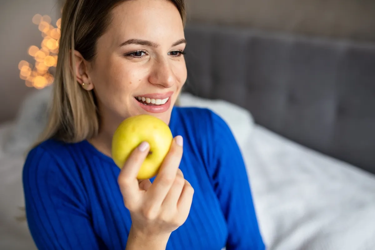 Ha 13 vitaminas necessárias para o corpo funcionar bem. Esses nutrientes não podem ser sintetizados pelo organismo, por isso precisam ser adquiridos por meio da alimentação.