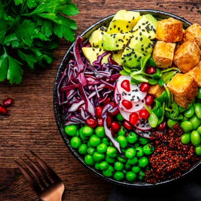 Alimentos ricos em nutrientes, como vegetais, frutas, sementes e laticínios, dispostos sobre a mesa para ilustrar uma dieta que fortalece a imunidade.