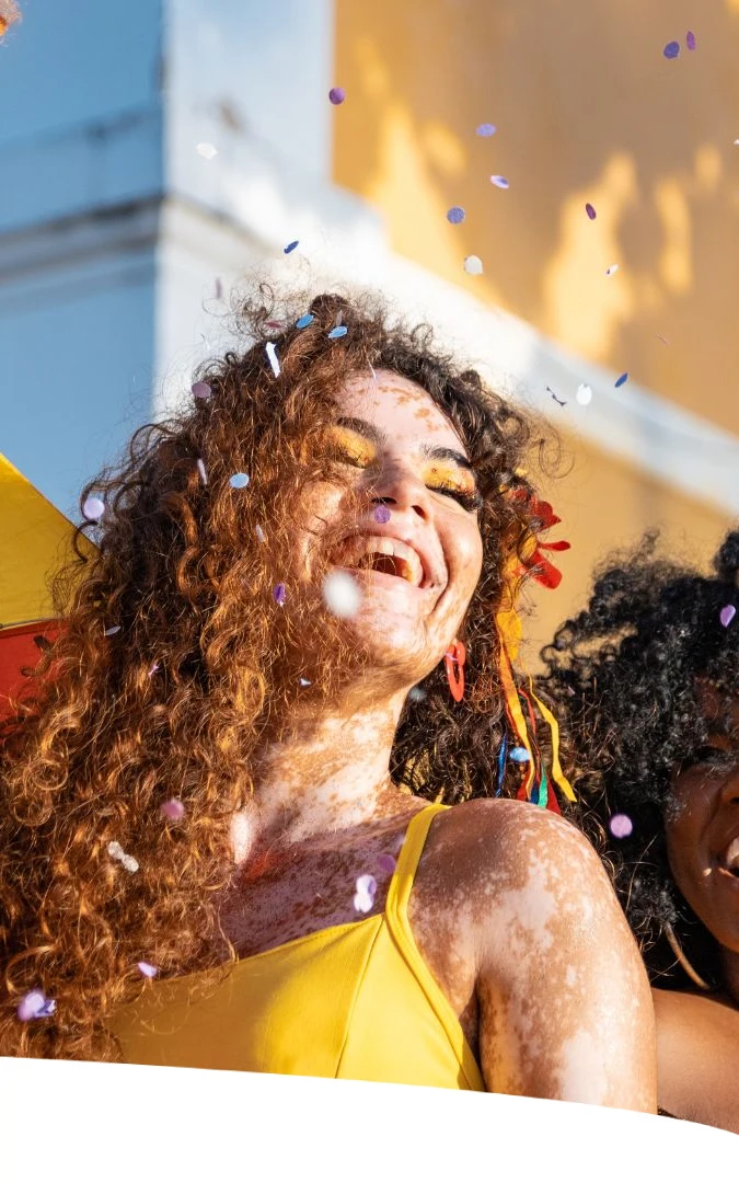 Trio de amigos, sorrindo curtindo o carnaval.