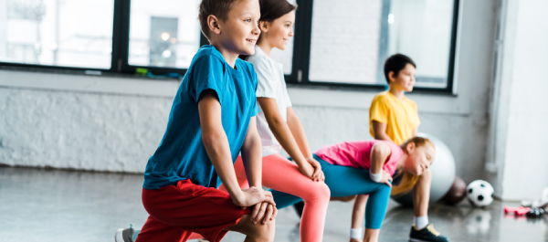 Homem idoso em boa forma correndo no parque, usando fones de ouvido e sorrindo.