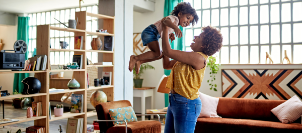 Mulher brincando de jogar criança para o alto. Eles parecem estar se divertindo bastante.