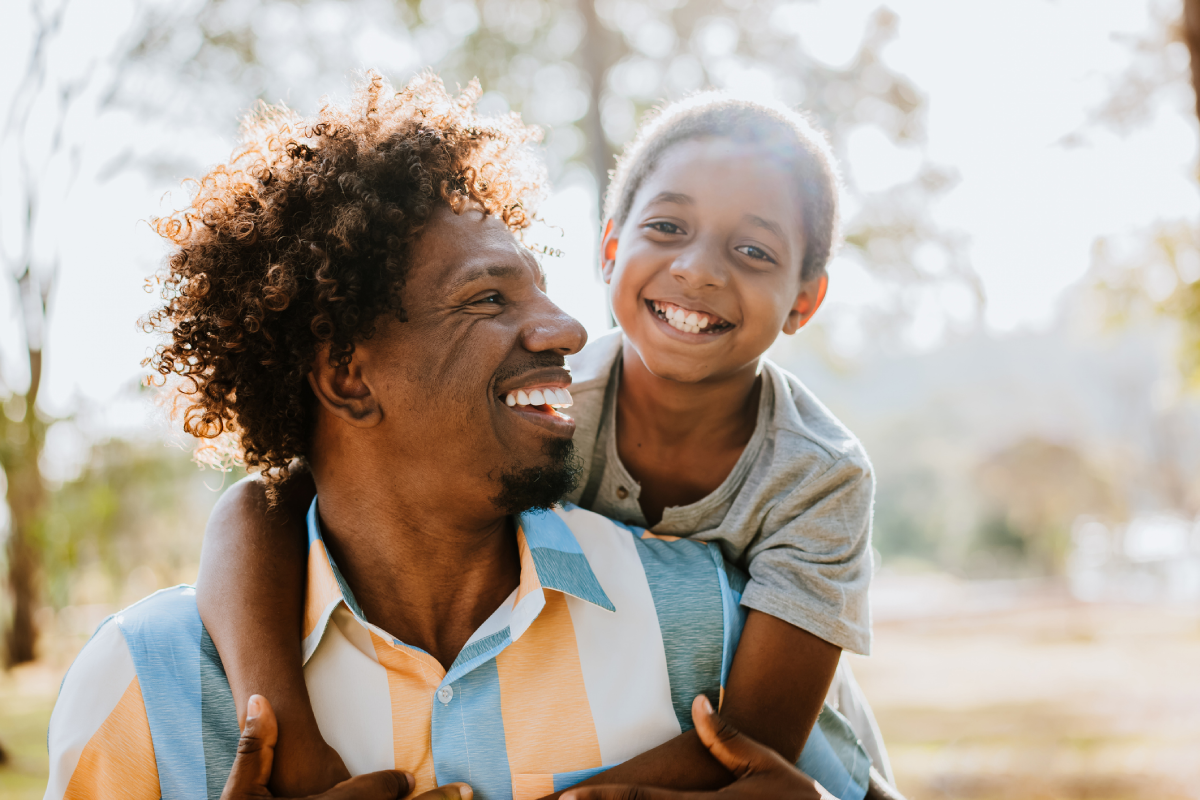 Pai e filho sorridentes em um parque