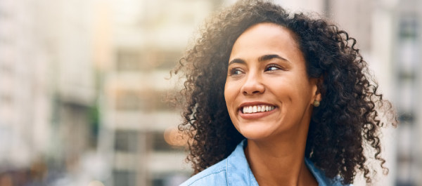 Mulher sorridente e saudável olhando para trás em foto de perfil